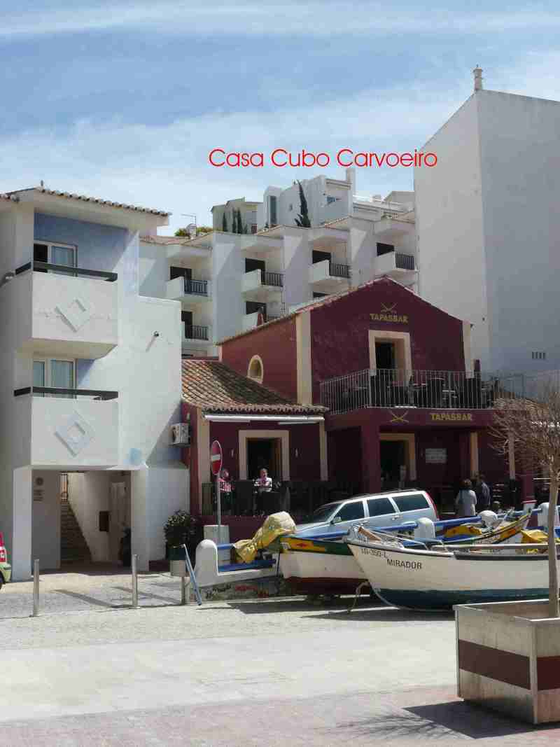 Tappas Bar am Strand mit Casa Cubo im Hintergrund