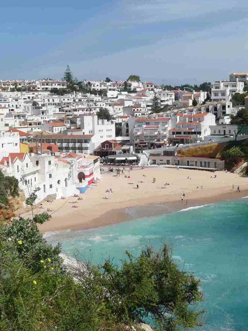 Blick auf Stand Praia do Carvoeiro mit Casa Cubo