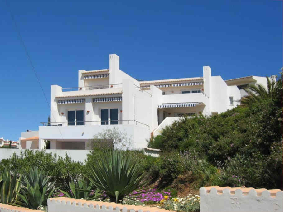 Casa vacaciones Cubo habitacion Carvoeiro Portugal Villa Blick auf das Haus von der Strasse aus - n�he Baselli