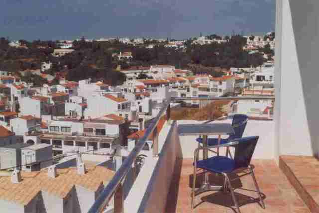 Blick ins Dorf Terrasse Studio 1 Preise_Precios_price_Ferienhaus_Ferienwohnung_studio_Zimmer_Carvoeiro_Algarve_Casa_Cubo_vacaciones_apartamento_Playa_habitacion_vacation_villa_room