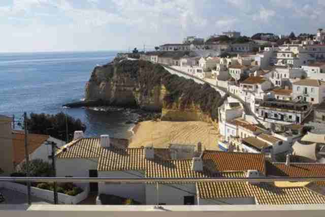 Blick auf Praia do Carvoeiro Seaview von Studio 1 aus Casa Cubo Preise_Precios_price_Ferienhaus_Ferienwohnung_studio_Zimmer_Carvoeiro_Algarve_Casa_Cubo_vacaciones_apartamento_Playa_habitacion_vacation_villa_room
