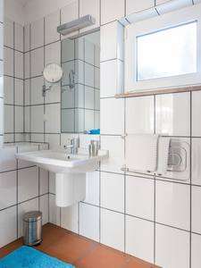 Waschtisch und Fenster Bad 