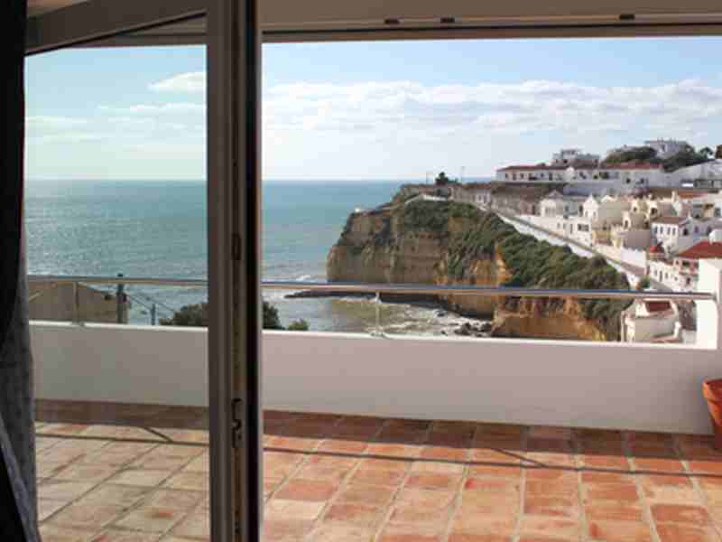 Blick auf die Terrasse Casa Cubo Carvoeiro Ferienhaus Algarve