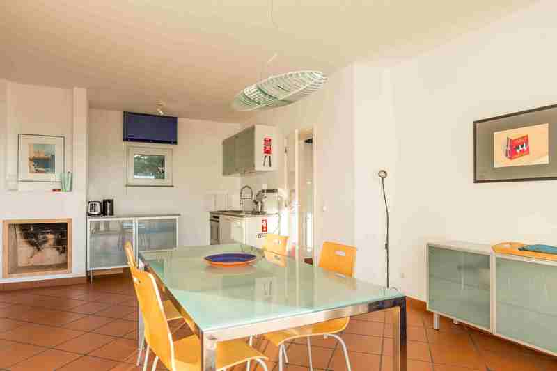 Esstisch und Kche mit Geschirrspler Splmaschine dishwasher lavavajillas apartamento vacaciones Apartment 4 Ferienwohnung Carvoeiro Portugal Algarve