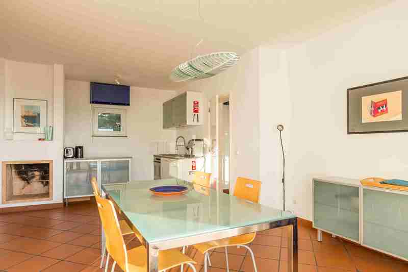 Esstisch und K�che mit Geschirrsp�ler Sp�lmaschine dishwasher lavavajillas apartamento vacaciones Apartment 4 Ferienwohnung Carvoeiro Portugal Algarve